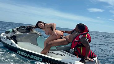 Luiza Marcato phun nước ào ào trên mô tô nước cùng Jesus Reyes Luiza Marcato phun nước ào ào trên mô tô nước cùng Jesus Reyes