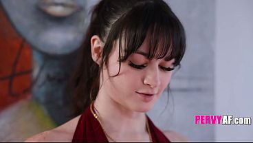 Em gái kế xin hôn anh rồi leo lên cưỡi ngựa