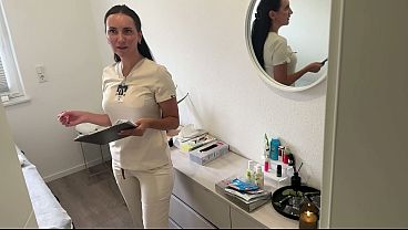Khách tự sướng lúc được massage, cô kỹ thuật viên không nhịn được tham gia luôn