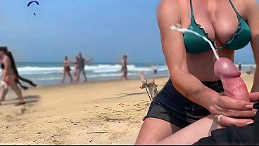Cô gái bãi biển khiến tôi xuất tinh ngay trước mắt mọi người…