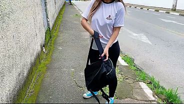 Địt nữ sinh ngay trên xe ngay trước cổng trường